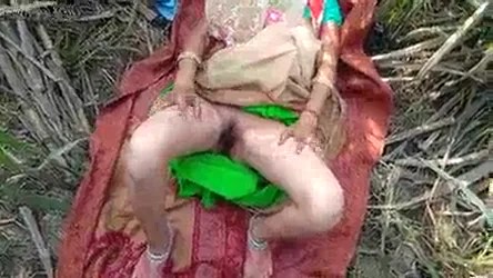 गन्ने के खेत में देसी बीवी को नंगा करके चोदा ब्लू फिल्म वीडियो — screenshot 5