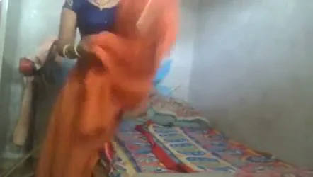 नई शादीशुदा उन्नीस साल की लडकी की चूत में उंगली डालकर हस्तमैथुन देसी एमएमएस वीडियो — screenshot 1
