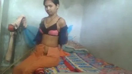 नई शादीशुदा उन्नीस साल की लडकी की चूत में उंगली डालकर हस्तमैथुन देसी एमएमएस वीडियो — screenshot 2