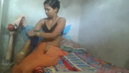 नई शादीशुदा उन्नीस साल की लडकी की चूत में उंगली डालकर हस्तमैथुन देसी एमएमएस वीडियो — screenshot 3