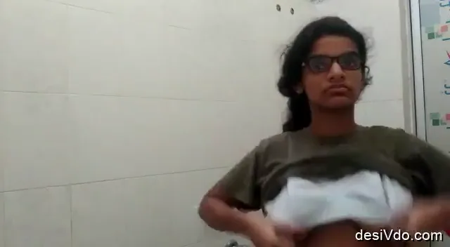 चश्मिश नर्ड इंडियन लड़की ने पढ़ाई के बाद बाथरूम में चुचे दबाकर मस्ती की वीडियो