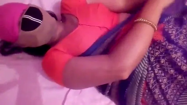 साड़ी वाली भाभी ने मुंह छिपाकर पति से चूत चुदाई करवाई वीडियो — screenshot 1