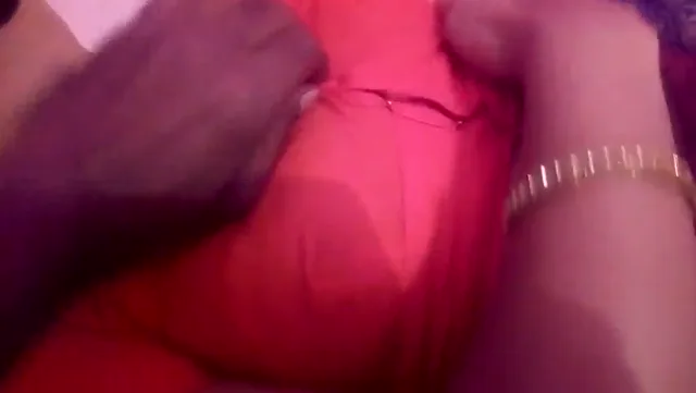 साड़ी वाली भाभी ने मुंह छिपाकर पति से चूत चुदाई करवाई वीडियो — screenshot 2
