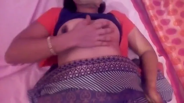 साड़ी वाली भाभी ने मुंह छिपाकर पति से चूत चुदाई करवाई वीडियो — screenshot 4