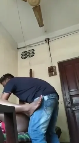 मालिक के बेटे ने मच्योर कामवाली आंटी को किचन में चोदकर चूत भरी देसी बीएफ वीडियो — screenshot 1