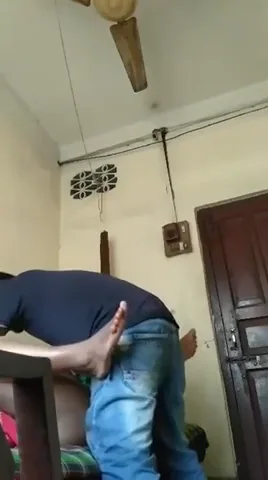 मालिक के बेटे ने मच्योर कामवाली आंटी को किचन में चोदकर चूत भरी देसी बीएफ वीडियो — screenshot 2