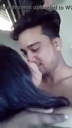 क्यूट गर्लफ्रेंड ने किसिंग के साथ लंड चूसकर ब्लोजॉब दिया देसी बीएफ — screenshot 3