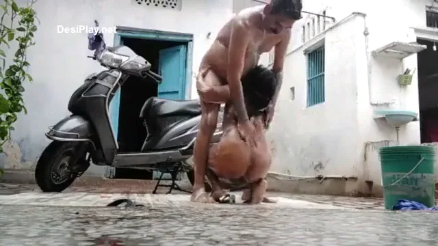 खुले आंगन में अधेड़ भाभी पति के साथ देसी रोमांस चुदाई गांड चूत वाली हिंदी बीएफ वीडियो — screenshot 2