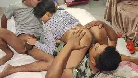छोटे बालों वाली क्यूट इंडियन लड़की की थ्रीसम देसी चुदाई वीडियो — screenshot 2