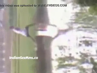देसी लवर्स का आउटडोर थ्रीसम सेक्स वीडियो हिंदी बीएफ देहाती चुदाई गांव की क्लिप्स — screenshot 6