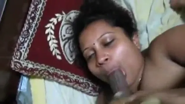 लंड के गुलाबी टोपे से पति ने किया बीवी के चेहरे का मेकअप वीडियो — screenshot 3
