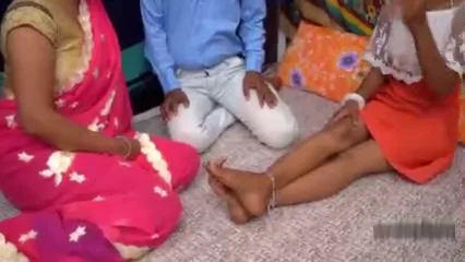 छिनाल भाभी ने ननंद को बॉयफ्रेंड से चुदवाया देसी सेक्स हिंदी बीएफ वीडियो — screenshot 4