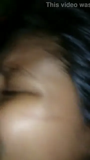 पहली बार चुदाई का दर्द सहती गर्लफ्रेंड की चूत फाड़ी देसी सेक्स क्लिप — screenshot 5