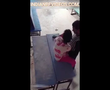 स्कूल की लड़की ने बेंच पर सलवार खोलकर चूत चुदवाई देसी गांव क्लिप