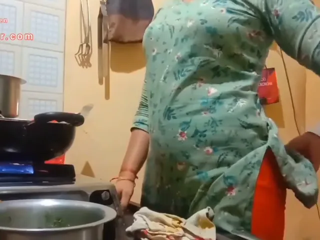 ऑफिस जाने से पहले पति ने बीवी के बड़े बूब्स दबाकर देसी चुदाई की मस्त बीएफ वीडियो — screenshot 2