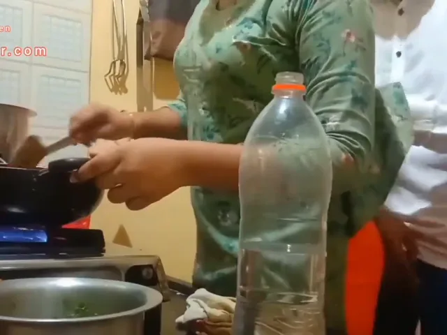 ऑफिस जाने से पहले पति ने बीवी के बड़े बूब्स दबाकर देसी चुदाई की मस्त बीएफ वीडियो — screenshot 4