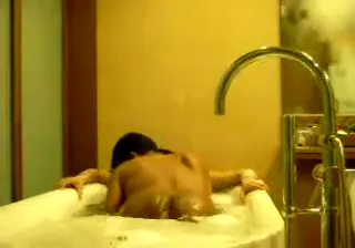 इंडियन हनीमून कपल का हॉट बाथटब देसी सेक्स रोमांस बीएफ वीडियो — screenshot 2