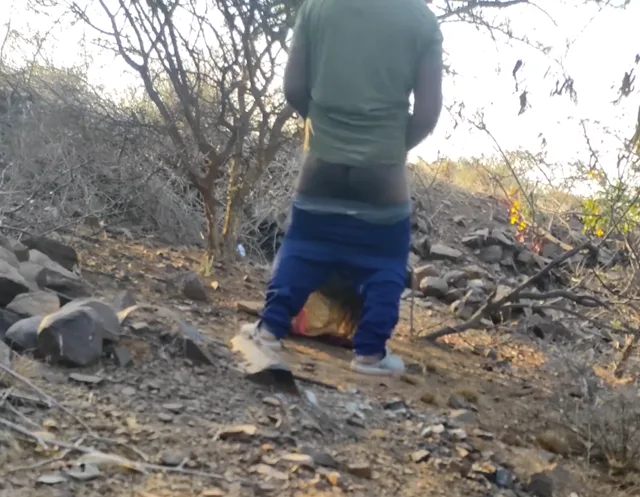 काले सांड जैसे रिक्शावाले ने देसी रंडी को झाड़ियों में चोदा देहाती चुदाई — screenshot 2