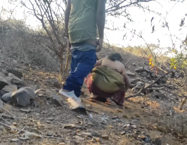 काले सांड जैसे रिक्शावाले ने देसी रंडी को झाड़ियों में चोदा देहाती चुदाई — screenshot 3