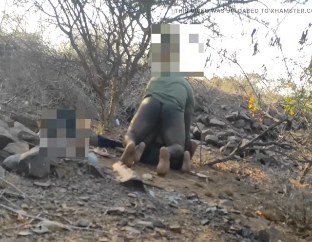काले सांड जैसे रिक्शावाले ने देसी रंडी को झाड़ियों में चोदा देहाती चुदाई — screenshot 5