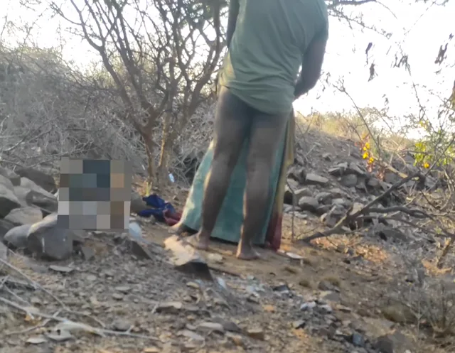काले सांड जैसे रिक्शावाले ने देसी रंडी को झाड़ियों में चोदा देहाती चुदाई — screenshot 6