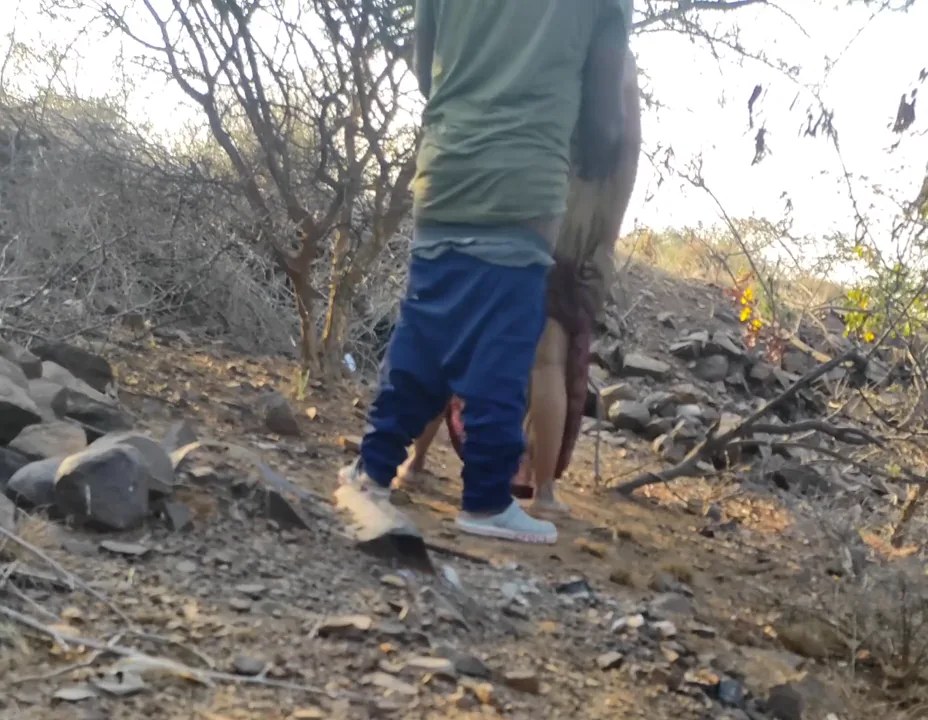 काले सांड जैसे रिक्शावाले ने देसी रंडी को झाड़ियों में चोदा देहाती चुदाई