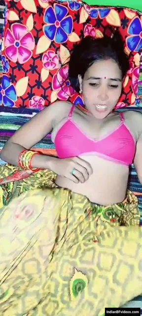 सेक्सी रेनू भाभी की चूत में देवर ने जोरदार लंड डालकर देसी चुदाई की हिंदी बीएफ वीडियो — screenshot 1