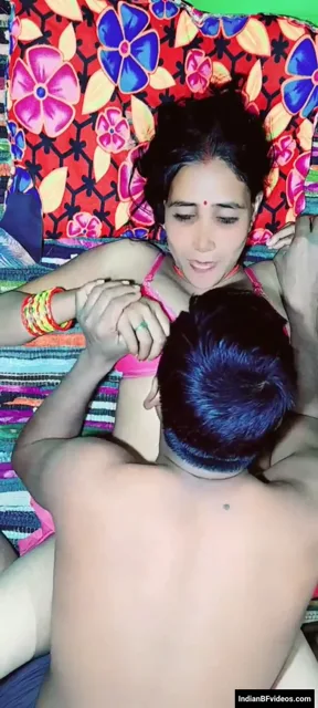 सेक्सी रेनू भाभी की चूत में देवर ने जोरदार लंड डालकर देसी चुदाई की हिंदी बीएफ वीडियो — screenshot 3