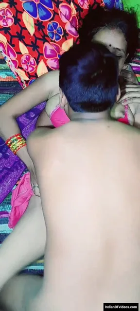 सेक्सी रेनू भाभी की चूत में देवर ने जोरदार लंड डालकर देसी चुदाई की हिंदी बीएफ वीडियो — screenshot 9