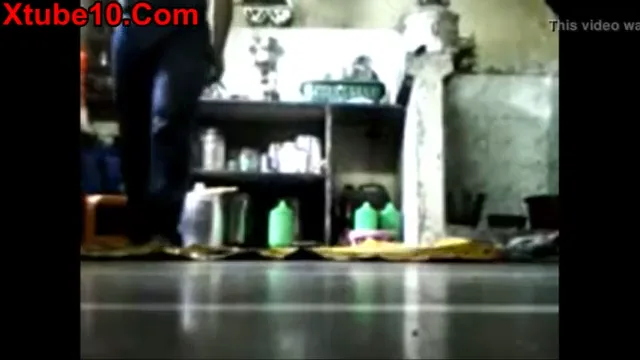साड़ी वाली बीवी की पैंटी उतारकर चूत में लंड घुसाकर चुदाई वीडियो — screenshot 4