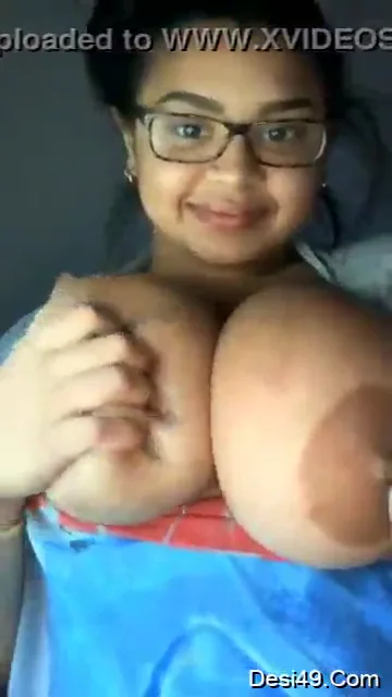 गुब्बारे जैसे बड़े बूब्स दिखाती क्यूट चश्मिश लड़की की नंगी देसी चुदाई एमएमएस — screenshot 4