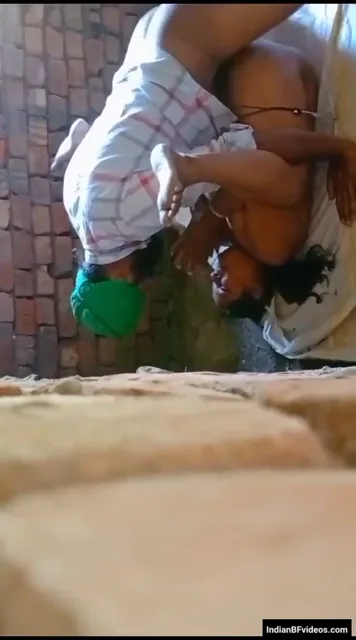 हाथ जोड़े गांव की रंडी सरदारजी से धीरे देहाती चुदाई की गुहार लगाती हिंदी बीएफ एमएमएस — screenshot 3