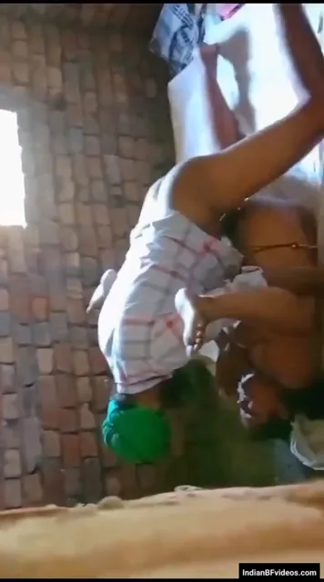 हाथ जोड़े गांव की रंडी सरदारजी से धीरे देहाती चुदाई की गुहार लगाती हिंदी बीएफ एमएमएस — screenshot 4