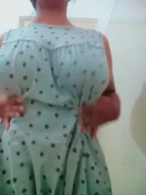 लंबे बालों वाली दीदी ने गाउन उतारकर बड़े बूब्स दिखाए और चूत में उंगली डाली MMS वीडियो — screenshot 1