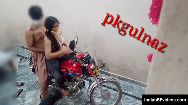 पाकिस्तानी पति ने बीवी को बाइक पर बैठाकर जोरदार देसी चुदाई की हिंदी बीएफ — screenshot 1