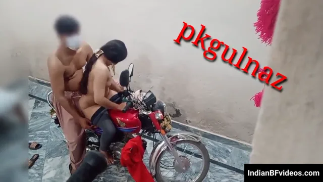 पाकिस्तानी पति ने बीवी को बाइक पर बैठाकर जोरदार देसी चुदाई की हिंदी बीएफ — screenshot 2
