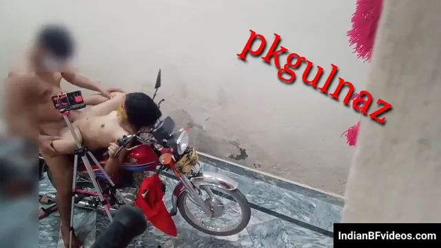 पाकिस्तानी पति ने बीवी को बाइक पर बैठाकर जोरदार देसी चुदाई की हिंदी बीएफ — screenshot 10