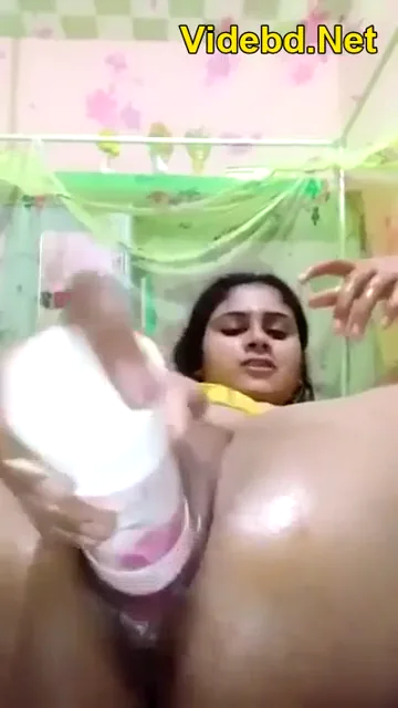चूत में हाथ और बोतल डालकर नक्शा बिगाड़ती ब्यूटीफुल इंडियन लड़की का हॉट सेक्स वीडियो — screenshot 5