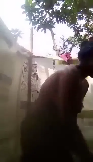 सुबह सुबह नंगी होकर नहाती देहाती लड़की का MMS वीडियो — screenshot 1