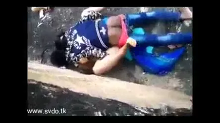 घर के पिछवाड़े में अनजान कपल को चुदाई करते हुए फिल्माया देसी एमएमएस वीडियो
