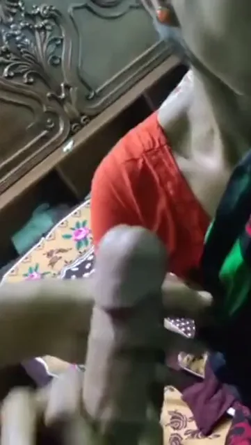 बांग्ला कामवाली ने सेठ के खड़े लंड को हाथों से हिलाकर माल निकाला हिंदी वीडियो — screenshot 1