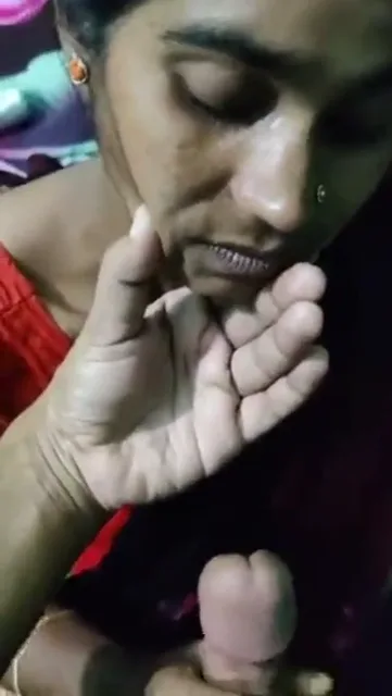 बांग्ला कामवाली ने सेठ के खड़े लंड को हाथों से हिलाकर माल निकाला हिंदी वीडियो — screenshot 2
