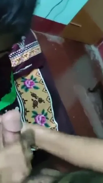 बांग्ला कामवाली ने सेठ के खड़े लंड को हाथों से हिलाकर माल निकाला हिंदी वीडियो — screenshot 3