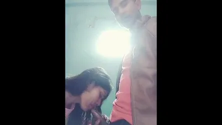गुलाबी ड्रेस में यंग इंडियन जीएफ की देसी सेक्स चुदाई हिंदी बीएफ वीडियो — screenshot 3