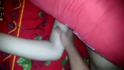 मालिक की खूबसूरत बेटी को बिस्तर पर लाकर जोरदार चुदाई की देसी मालिक बीएफ वीडियो — screenshot 10