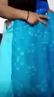 आंटी ने साड़ी ब्लाउज उतारकर बड़े बूब्स दिखाने वाली देसी MMS वीडियो — screenshot 1