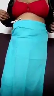 आंटी ने साड़ी ब्लाउज उतारकर बड़े बूब्स दिखाने वाली देसी MMS वीडियो — screenshot 2