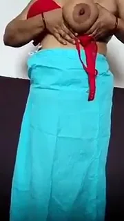 आंटी ने साड़ी ब्लाउज उतारकर बड़े बूब्स दिखाने वाली देसी MMS वीडियो — screenshot 3