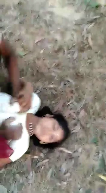 देहाती कॉलेज स्टूडेंट्स की जोरदार चोदा चोदी वाली गांव की चुदाई वीडियो — screenshot 3