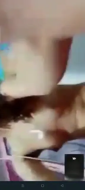 वीडियो कॉल पर बॉयफ्रेंड से बात करते गर्लफ्रेंड ने चुचे सहलाए देसी बीएफ — screenshot 3